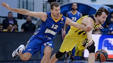 eský basketbalista Jan Veselý z Fenerbahce Istanbul v souboji se Sergejem...