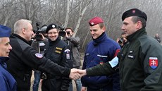 Ministr vnitra Milan Chovanec (druhý zleva) navtívil 13. prosince v Rözke na...