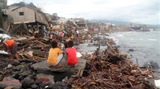 Tajfun Melor poniil na Filipínách adu vesnic (15. prosince 2015).