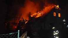 Velký požár zničil v Rohli na Šumpersku rodinný dům a přilehlou stodolu.