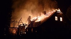 Velký požár zničil v Rohli na Šumpersku rodinný dům a přilehlou stodolu.