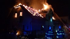 Velký po�ár zni�il v Rohli na �umpersku rodinný d�m a p�ilehlou stodolu.