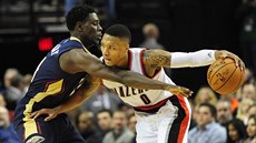 Damian Lillard (vpravo) z Portlandu se pokouí najít cestu pes Jrueho Holidaye...