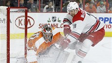 Michal Neuvirth hlídá branku Philadelphie ped pokusem Jaye McClementa z...