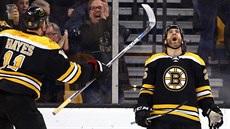 Max Talbot (vpravo) a Jimmy Hayes se radují z gólu Bostonu.