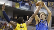 Dirk Nowitzki z Dallasu stílí pes C. J. Milese z Indiany.