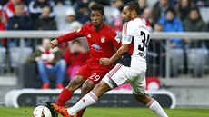 Marvin Matip z Ingolstadtu (vpravo) brání Kingsleyho Comana z Bayernu Mnichov.