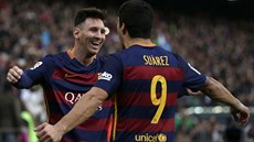 Lionel Messi (vlevo) slaví trefu do sít La Coruni, s blahopáním pispchal...