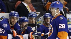 Marek idlický z NY Islanders slaví se spoluhrái trefu do sít New Jersey.