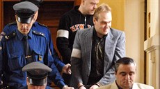 Ob�alovaní (zespodu) Bajram Pireci, Milan Novotný a Petr Ku�itka jdou p�ed soud.