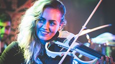 Houslistka Jana V�ne�ková jako host kapely Imodium v pra�ském Rock Café