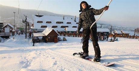 Snowboardista ve Ski areálu Mosty u Jablunkova.