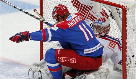 Ruský hokejista Sergej Andronov skonil na eském brankái Dominiku Furchovi.