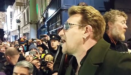 Bono z U2 s dalími hvzdami zazpíval na ulici v Dublinu.