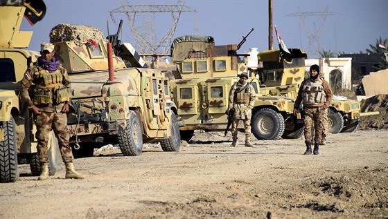 Irátí vojáci nedaleko Ramádí, které stále ovládá Islámský stát (21.prosince...