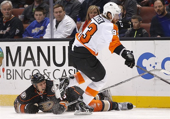 Jakub Voráek z Philadelphie v souboji s Ryanem Getzlafem z Anaheimu (dole).