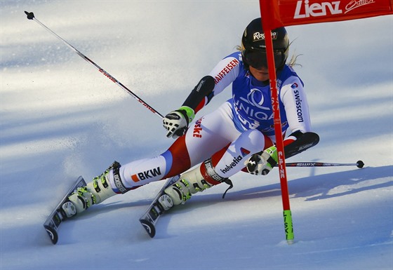 Lara Gutová na trati obího slalomu v Lienzu.