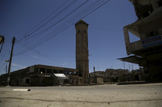 Poboený minaret v povstalci kontrolovaném syrském mst Ma'arat an-Numán (26....