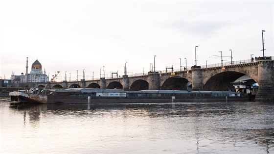 Nákladní loď , která uvázla pod mostem v Drážďanech loni v prosinci. 
