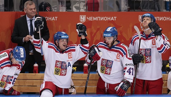 etí hokejisté oslavují vítzství na domácím Ruskem v rámci Channel One Cupu....