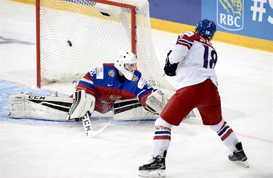 eský hokejista Michael paek pekonává ruského brankáe Georgijeva v zápase...