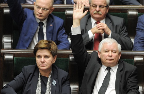 Beata Szydlová a Jaroslaw Kaczynski bhem stedeního hlasování v parlamentu...
