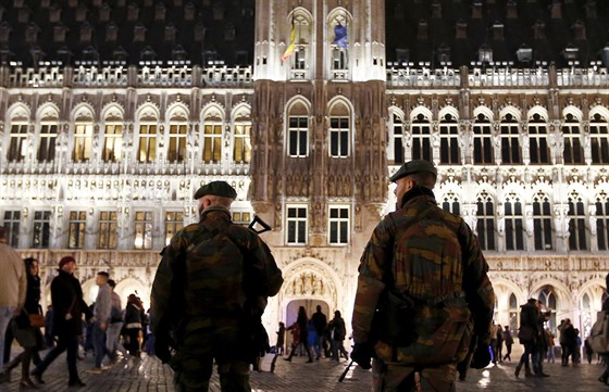 Belgití vojáci hlídkují na jednom z vánoních trh v Bruselu (24. prosinec...