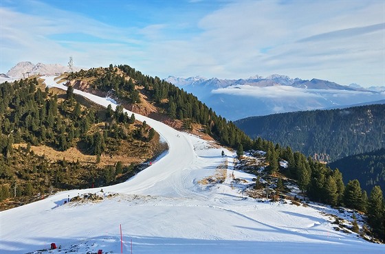 Sjezd z horní stanice lanovky Parifiori v zadní ásti oblasti Alpe Cermis