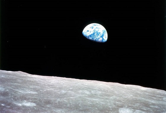 Po návratu posádky lodi Apollo 8 jsme si s obdivem prohlíeli tuto fotografii, která je dodnes symbolem jednoho z milník pronikání lidstva do blízkého kosmu.