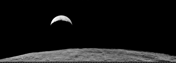 První snímky vycházející Země nad povrchem Měsíce pořídila 28. srpna 1966...