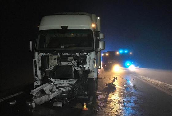 Nehoda dvou osobních a jednoho nákladního automobilu u obce Krma na...