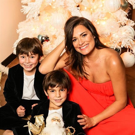 Alena Šeredová se u designového vánočního stromečku vyfotila se syny, které má...
