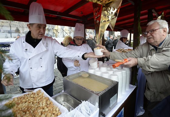 Praská primátorka Adriana Krnáová a pedseda hnutí ANO Andrej Babi rozlévali...