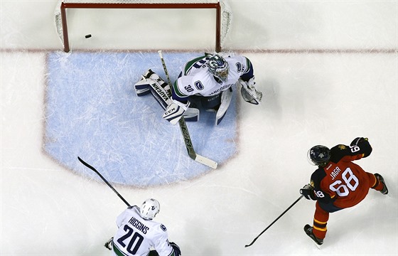 Jaromír Jágr z Floridy stílí v utkání proti Vancouveru svj 732. gól v NHL.