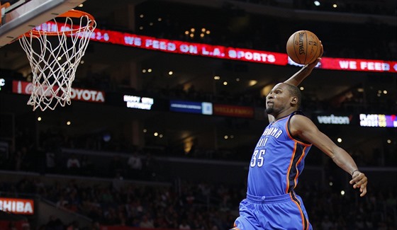 Kevin Durant z týmu Oklahoma City  zakonuje akci na ko Los Angeles Clippers,