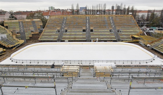 Hokejová plocha na stadionu za Luánkami.