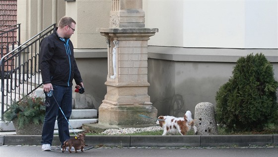 V Držovicích na Prostějovsku pomáhá chránit túje u kostela před močícími psy speciální pisoár. Nyní si je hodlá pořídit i sousední Prostějov.