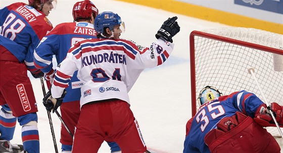 eský hokejista Tomá Kundrátek slaví gól proti Rusku.