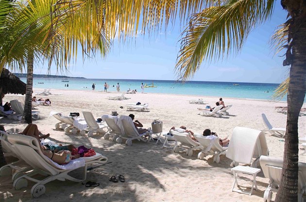 Bílý písek na jamajské pláži.