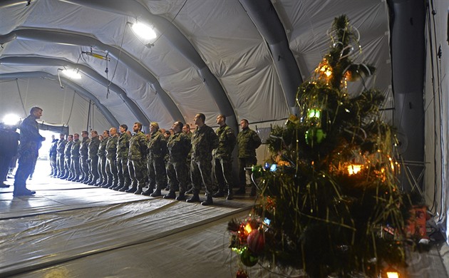 Čeští vojáci v zahraničních misích oslaví Vánoce řízky, salátem i půlnoční mší
