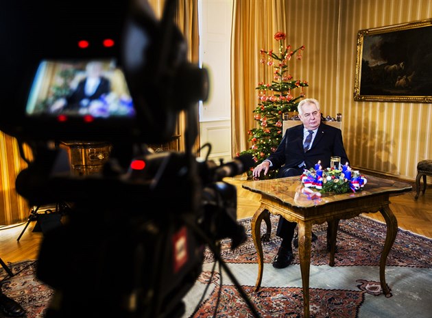Prezident Milo� Zeman p�i natá�ení váno�ního proslovu z Lán