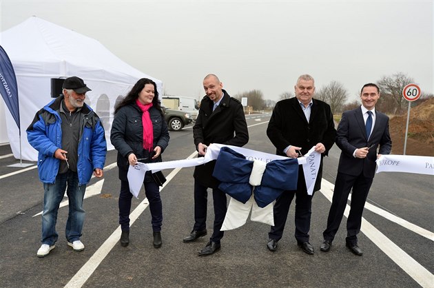 Slavnostního p�est�i�ení pásky na obchvatu v Dobrovízi se ú�astnil hejtman...