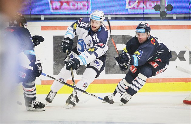 Plze�ský Jakub Je�ábek (vlevo) v souboji s libereckým Petrem Vampolou