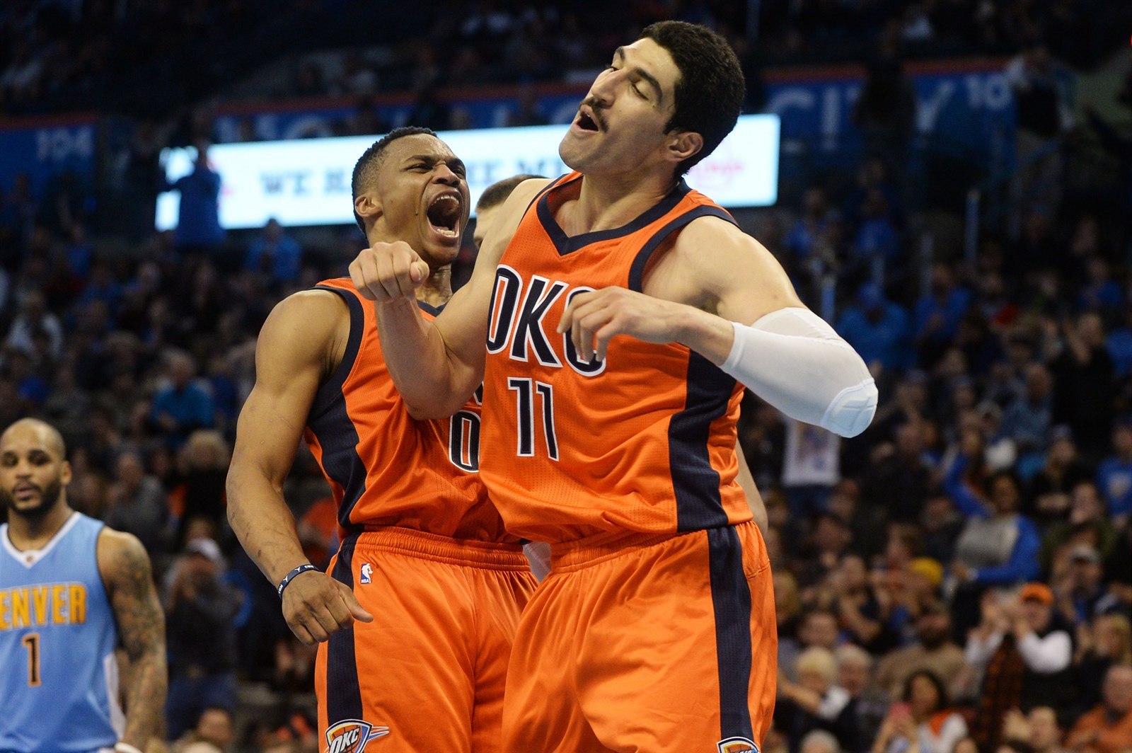 Russell Westbrook (vlevo) a Enes Kanter z týmu Oklahoma City se radují z výhry...