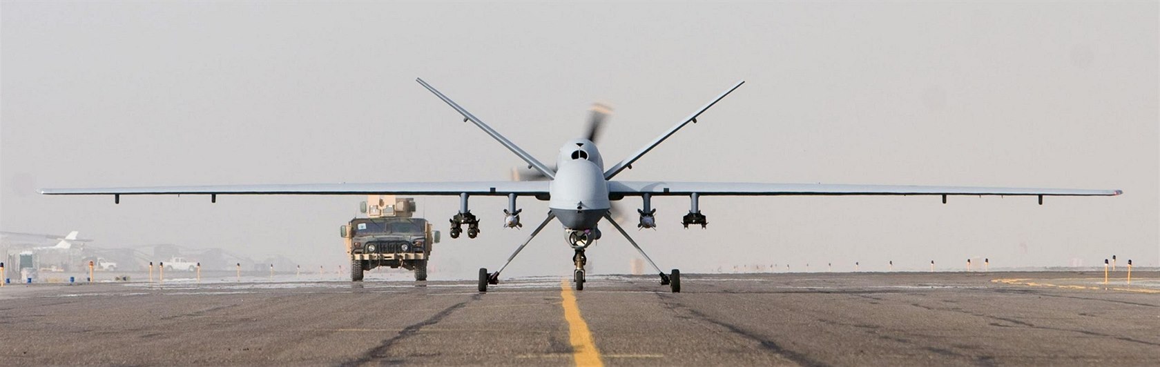 MQ-9 Reaper je vybaven vn�j�ími záv�sy i vnit�ní pumovnicí.