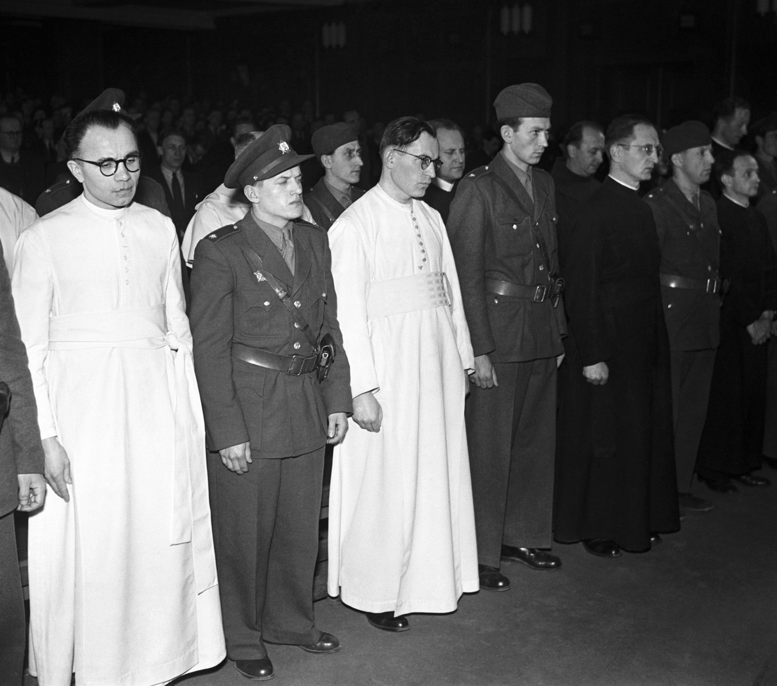 Práv� v této chvíli ve st�edu 5. dubna 1950 dopoledne poslouchá novo�í�ský opat...