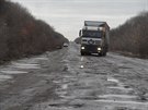 Kamion s potravinou pomocí se kodrcá smrem Mironovskij (15. prosince 2015)