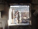 Saa obhlíí trosky svého domu ve vsi Kirovo (16. prosince 2015)