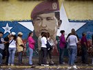 Portrét Huga Cháveze shlíí na frontu ped volební místností v Caracasu (6....