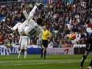 Parádní nky pedvedl Gareth Bale z Realu Madrid, jeho stele uhýbá Ignacio...